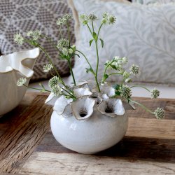 Vase m. 12 huller til blomster, H15/�21 cm antique creme
